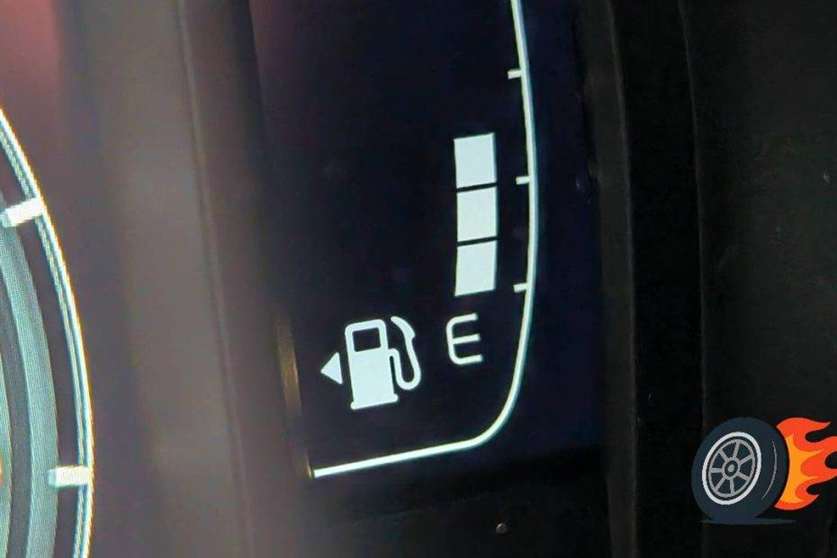 benzin prazdna nadrz auto