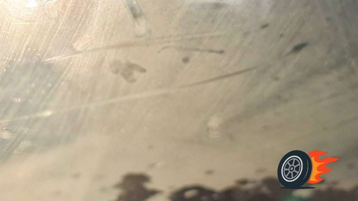 zahmlene okno v aute