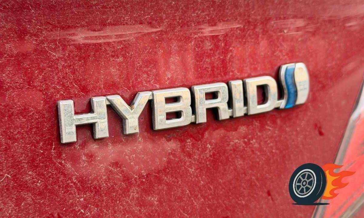 Pre koho je hybrid auto najlepšia voľba a pre koho benzínový motor? Väčšina vodičov má v tom chaos