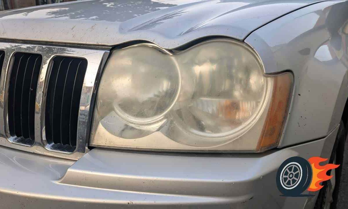 zazltnuty svetlomet na aute_1