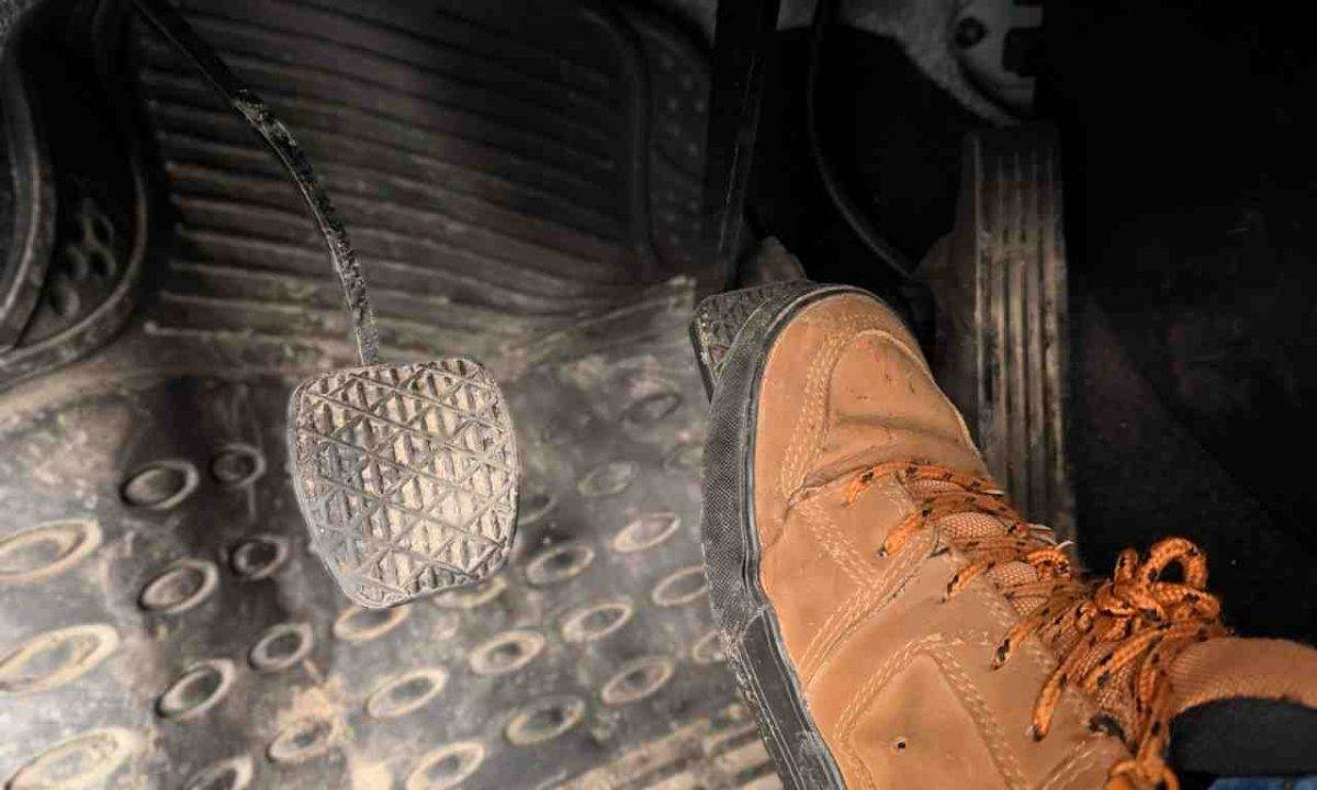 brzdovy pedal auta noha na brzde