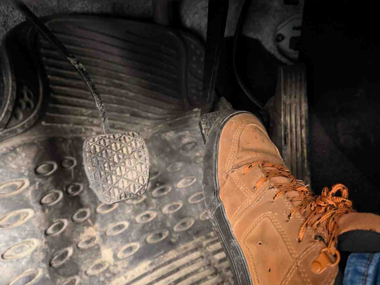 brzdovy pedal auta noha na brzde