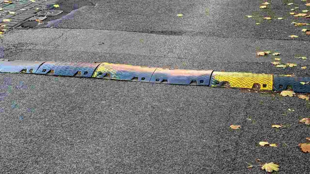 Po náraze do výtlku auto nemusí dostať len defekt. Tieto zmeny v správaní ukazujú, že ranu schytal aj disk alebo podvozok