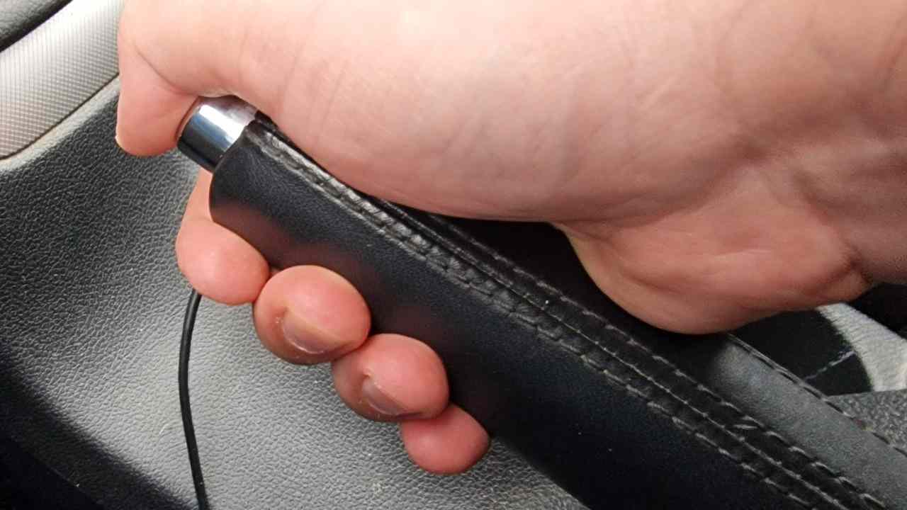 uvolnenie rucnej brzdy_1