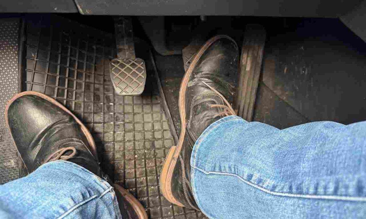 brzdovy pedal brzdenie