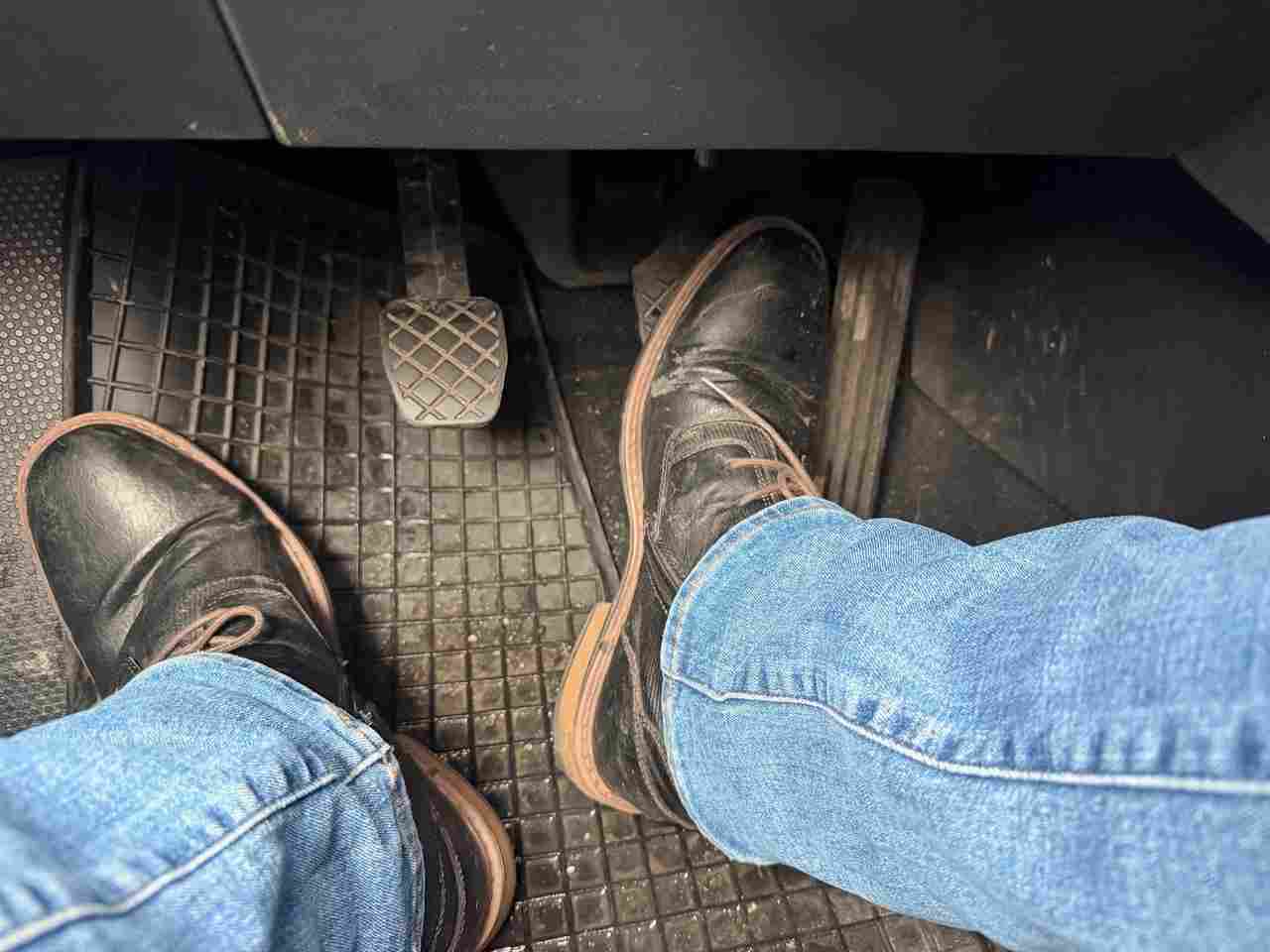 brzdovy pedal brzdenie