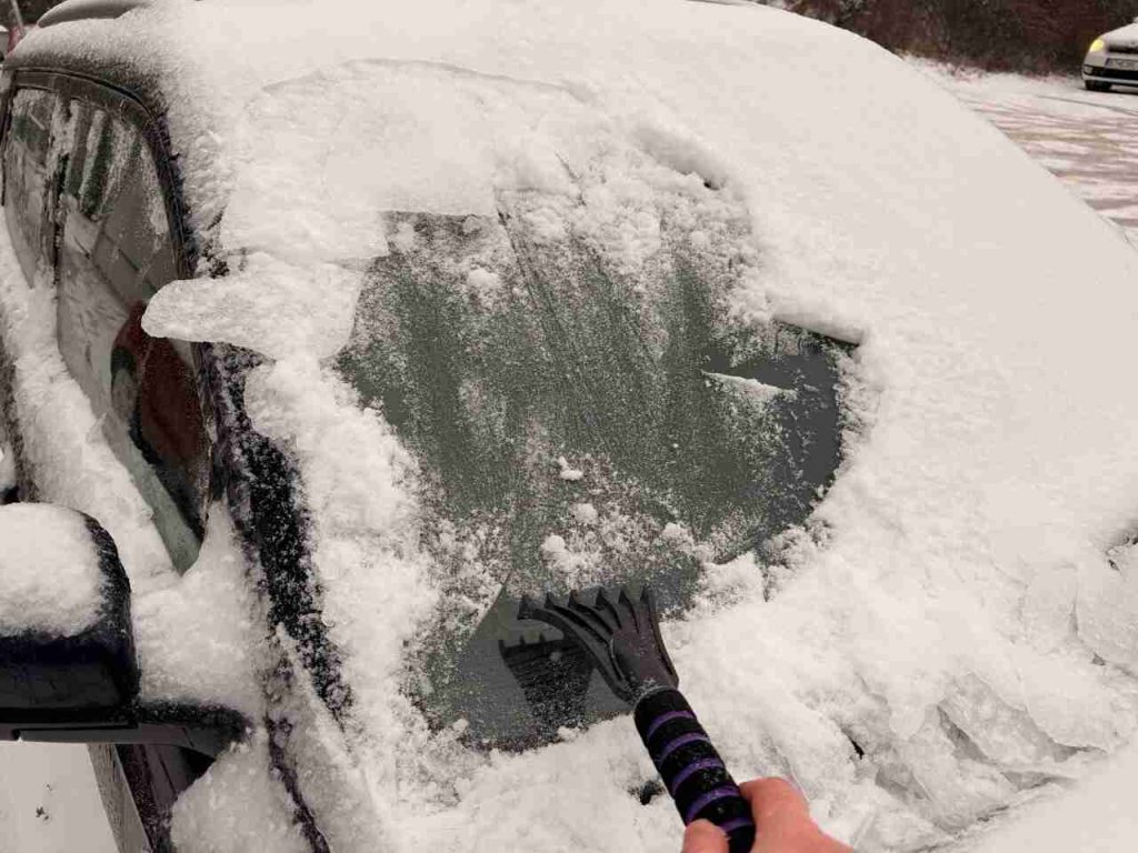 Nechávaš v zime motor bežať, kým čistíš okná? Takto si nevedomky skracuješ jeho životnosť