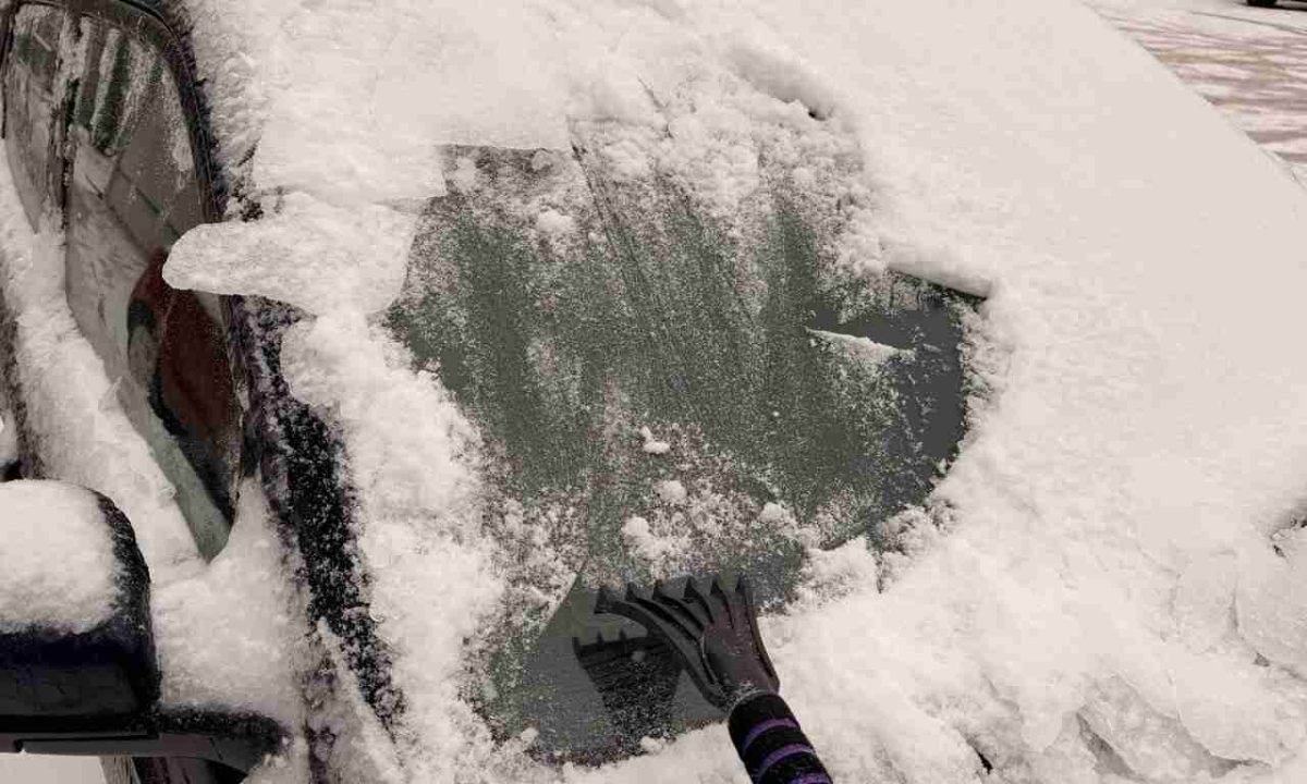 cistenie okna od ladu a namrazy