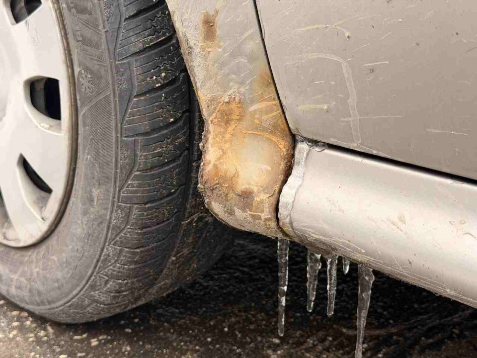 Hrdza na podvozku auta ešte nemusí znamenať problém. Automechanik vysvetlil, kedy ide len o povrchovú koróziu a kedy už oslabuje dôležité diely