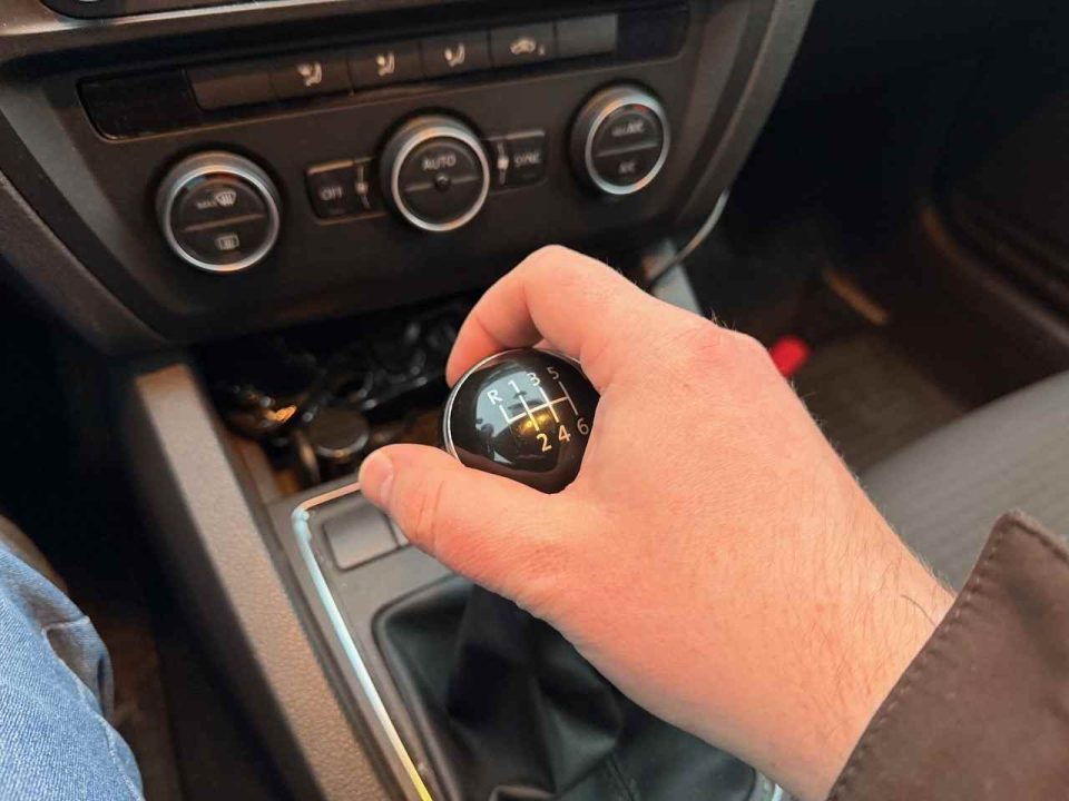 Čo sa stane s manuálnou prevodovkou auta, keď radíš zle? Tieto bežné chyby ju potichu ničia a účet príde neskôr