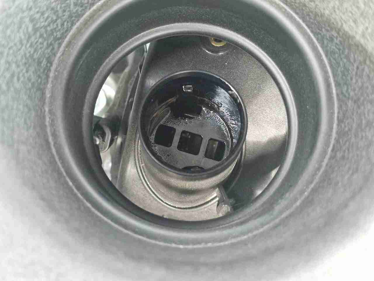 odvetrania kľukovej skrine (PCV priestor) Pohľad na usadeniny karbónu, ktoré vznikajú práve kvôli prepálenému oleju. .jpg