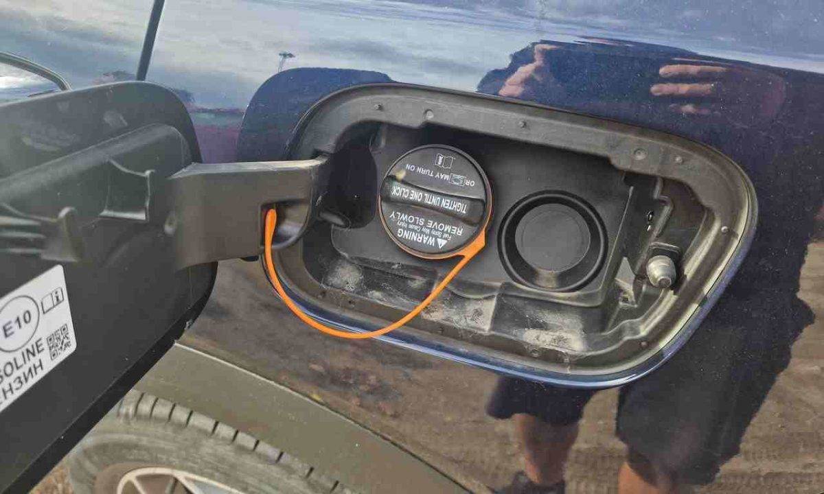 Cítiš v aute benzín? Príčinou nemusí byť hadička, ale prasknutá flanža nádrže. Takto problém skontroluješ doma