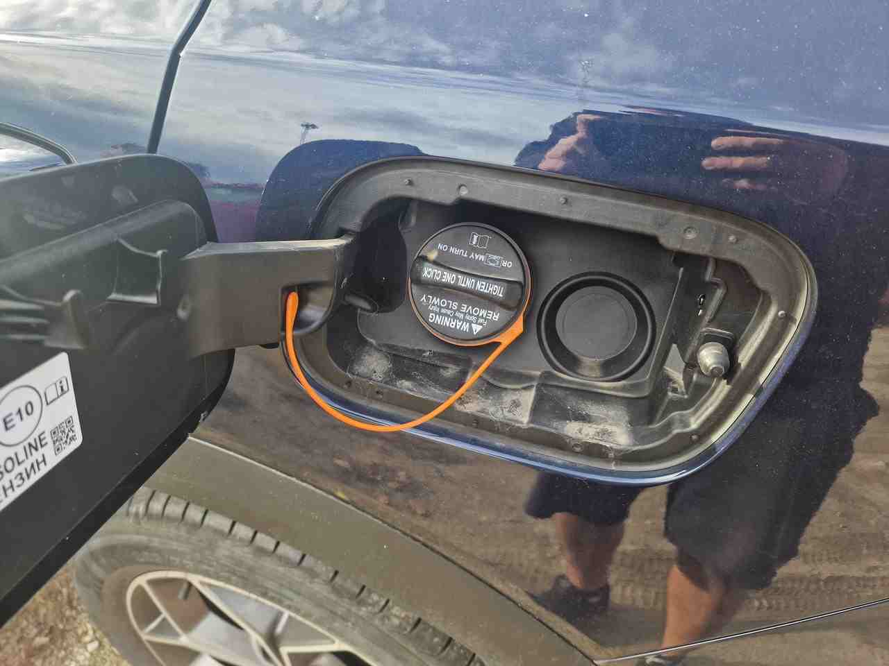 Cítiš v aute benzín? Príčinou nemusí byť hadička, ale prasknutá flanža nádrže. Takto problém skontroluješ doma