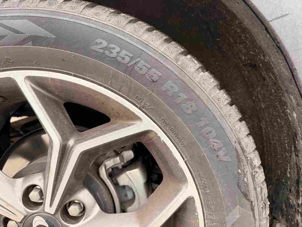 udaje na bocnici pneumatiky.jpg