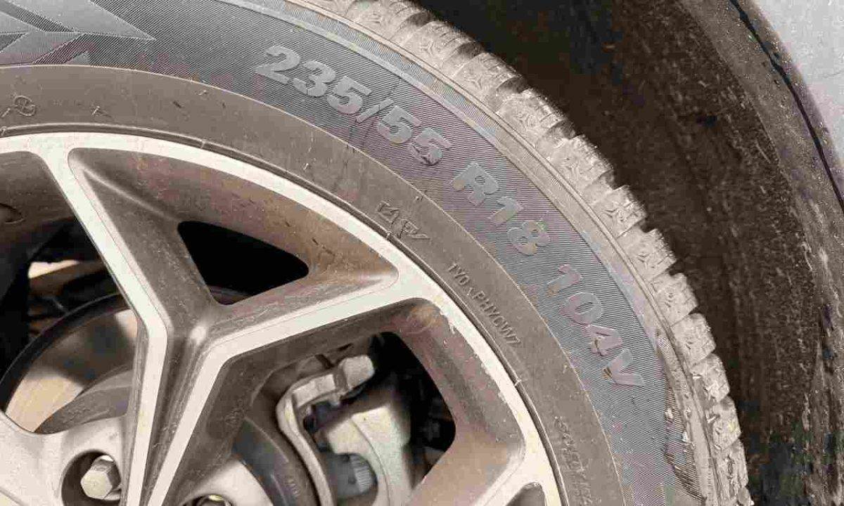 udaje na bocnici pneumatiky.jpg