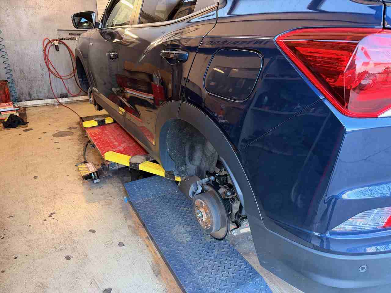 auto v servise na zdvihaku