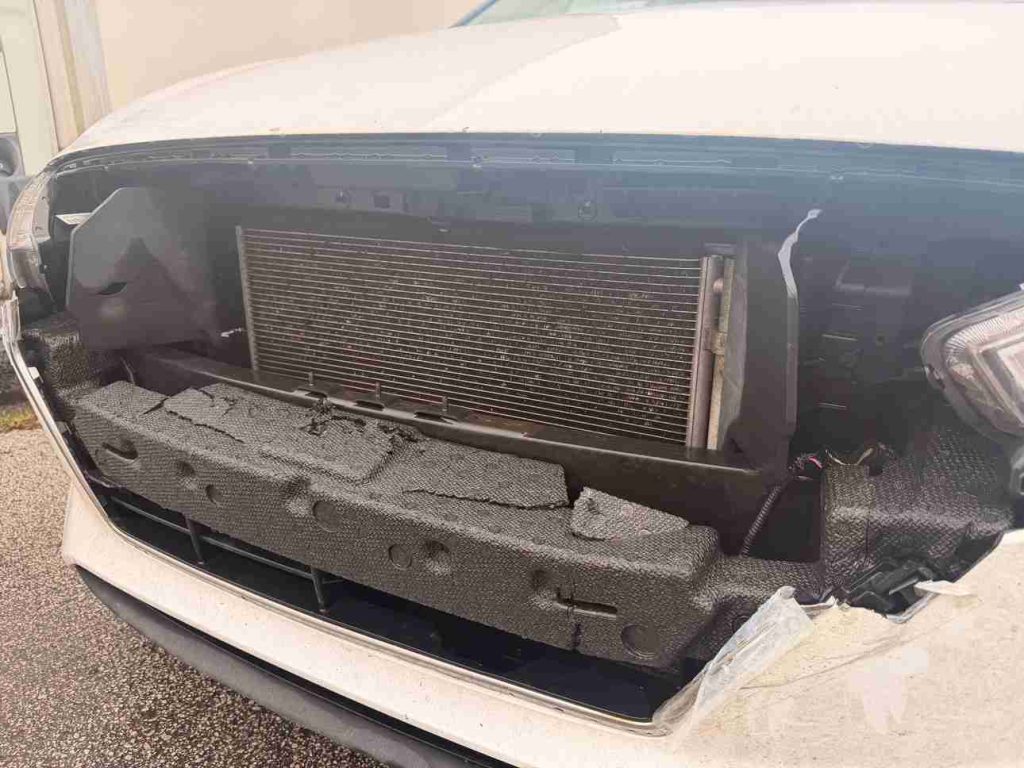 chladic klimatizacie a za nim chladic motora.jpg