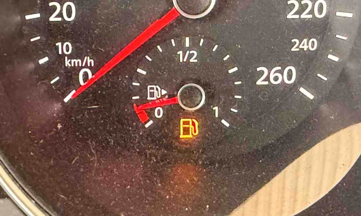 nizka hladina benzinu v aure prazdna nadrz_1