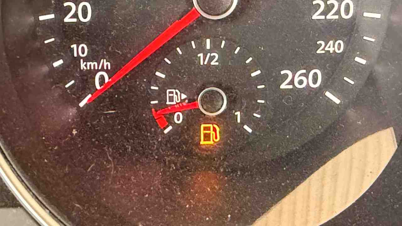 nizka hladina benzinu v aure prazdna nadrz_1