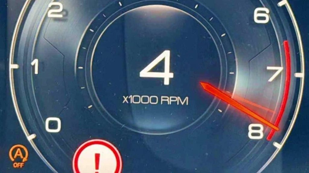 Čo sa stane s motorom, keď otáčky vystrelia do červeného poľa? Môžeš ho takto zničiť?