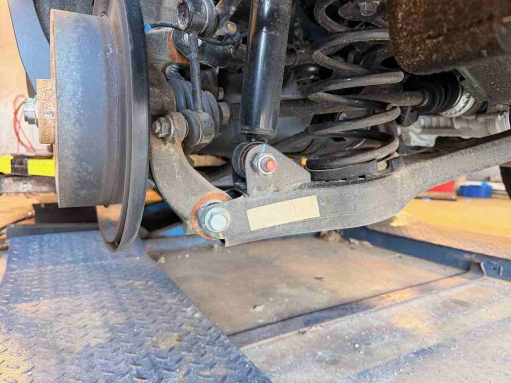 zadnú časť podvozku auta, konkrétne zavesenie kolesa_1