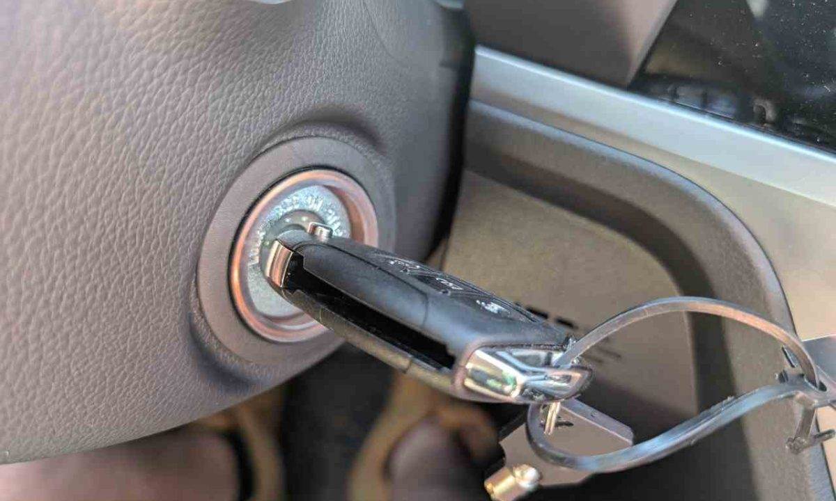 kluc v zapalovani auta starter