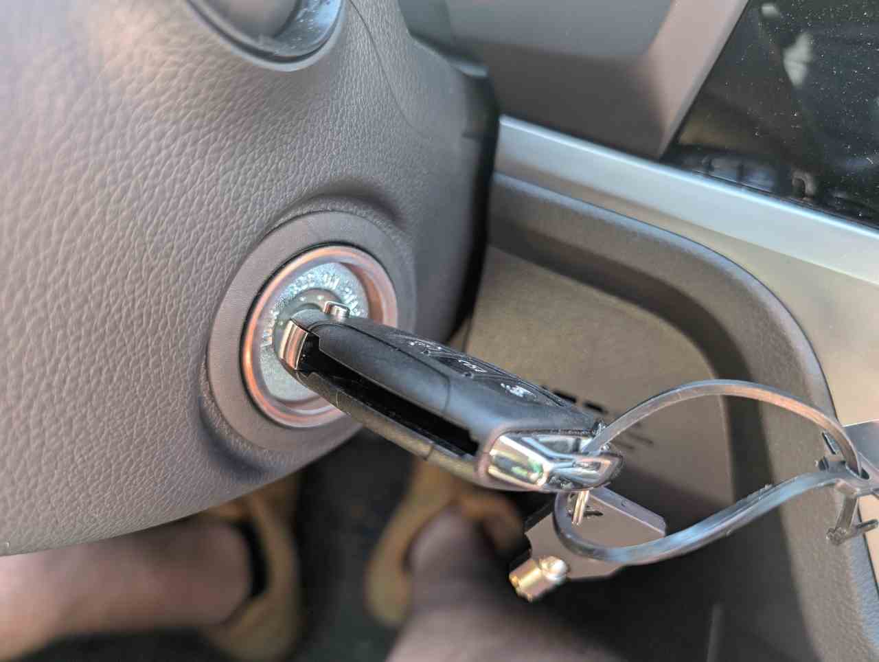 kluc v zapalovani auta starter