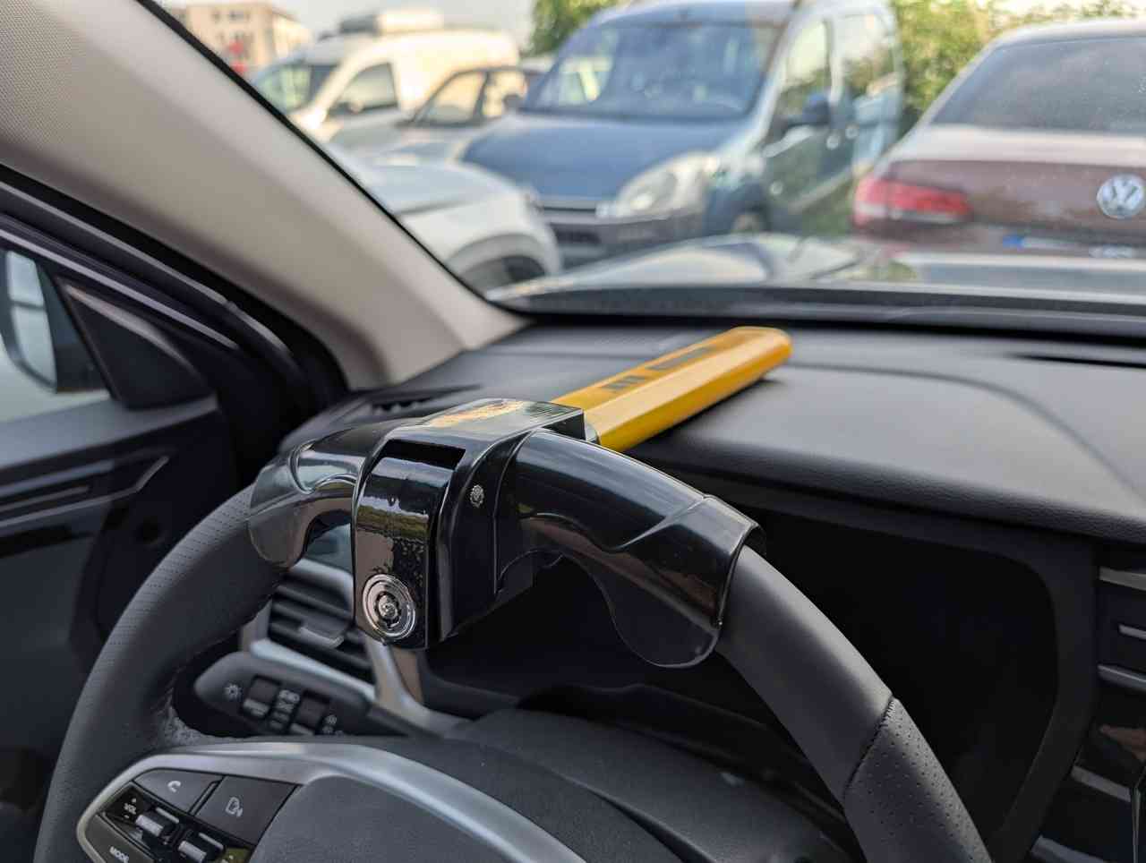 mechanicky zamok na volante_1