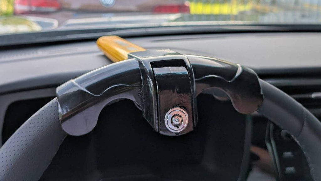 Dokáže mechanický zámok na volante ochrániť auto pred krádežou? Štúdia ukázala, čo naozaj funguje