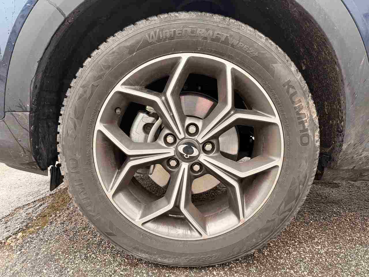 Vieš, aký tlak má byť v pneumatikách? Takto zistíš, koľko barov potrebuje tvoje auto a kedy už meriaš zle