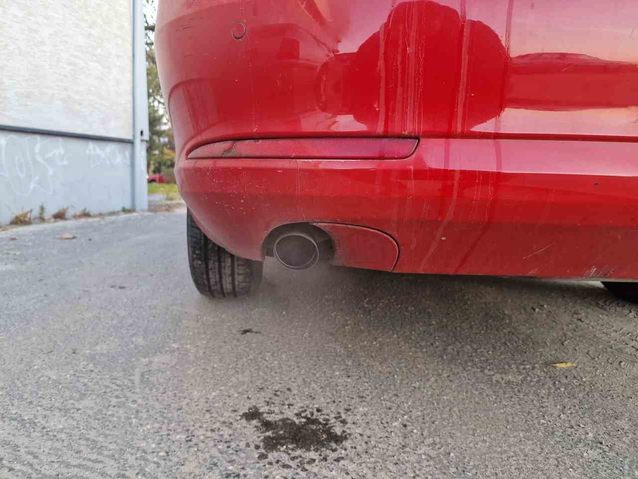 vyfuk kvapkanie z vyfuku biely dym