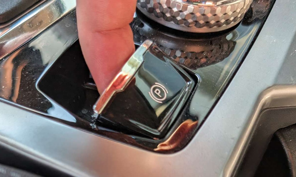 Elektronická brzda má skrytú funkciu, o ktorej veľa vodičov nevie. V núdzovej situácii ti môže zachrániť život