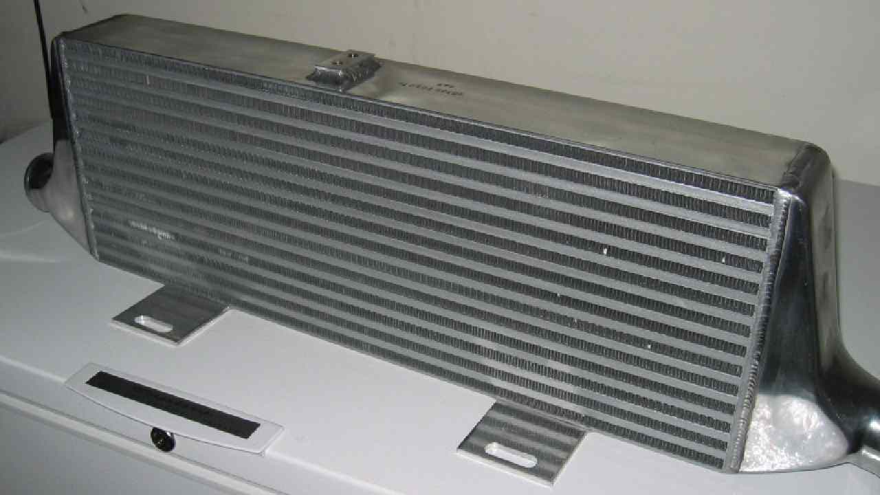 Intercooler pri turbomotore nie je obyčajný chladič. Keď praskne, motor stratí výkon a turbo sa začne zbytočne trápiť