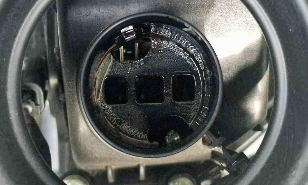 pohlad na motor kde sa dolieva olej_1.jpg