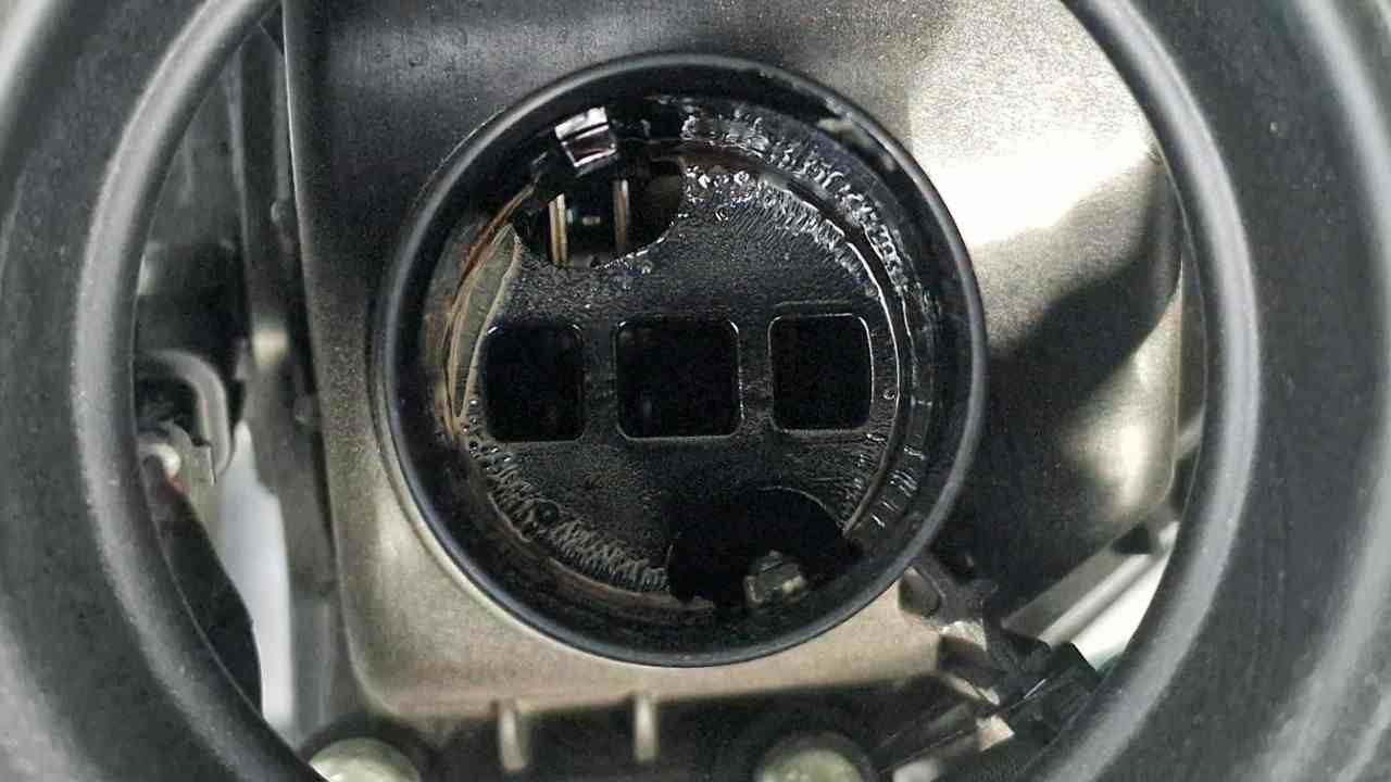 pohlad na motor kde sa dolieva olej_1.jpg