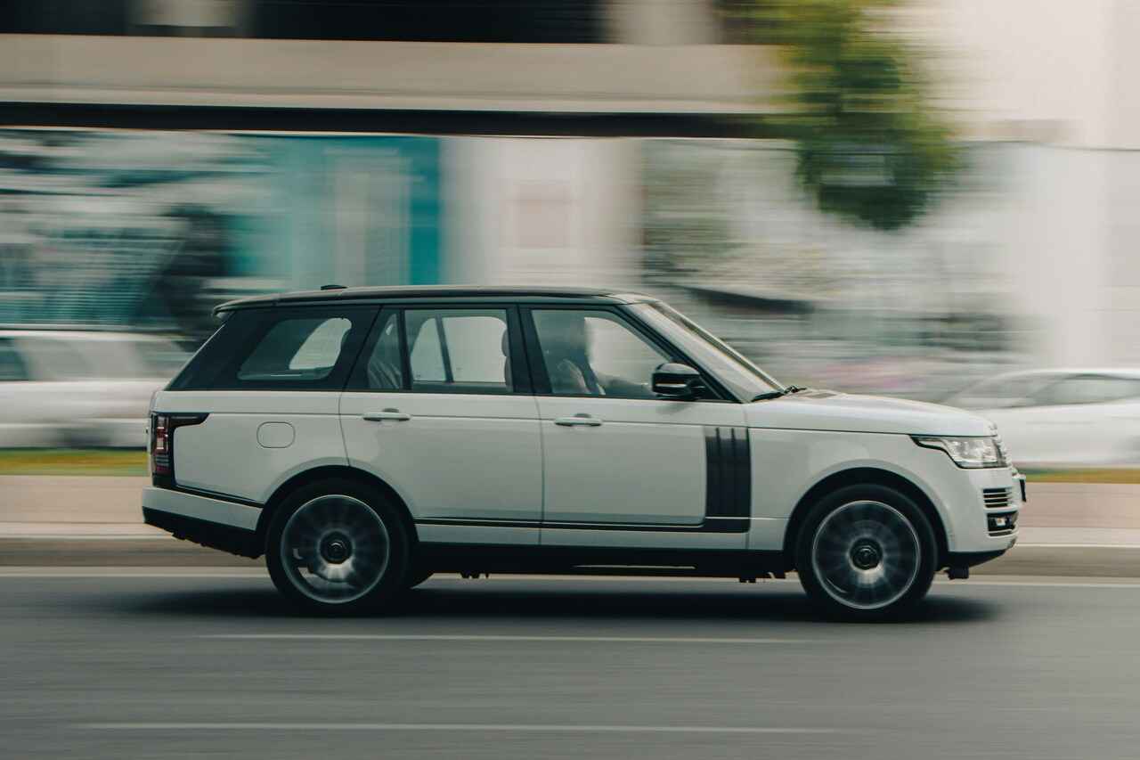 Vysoké SUV a pickupy majú problém. Pri náraze dokážu chodca zraniť oveľa horšie než bežné auto