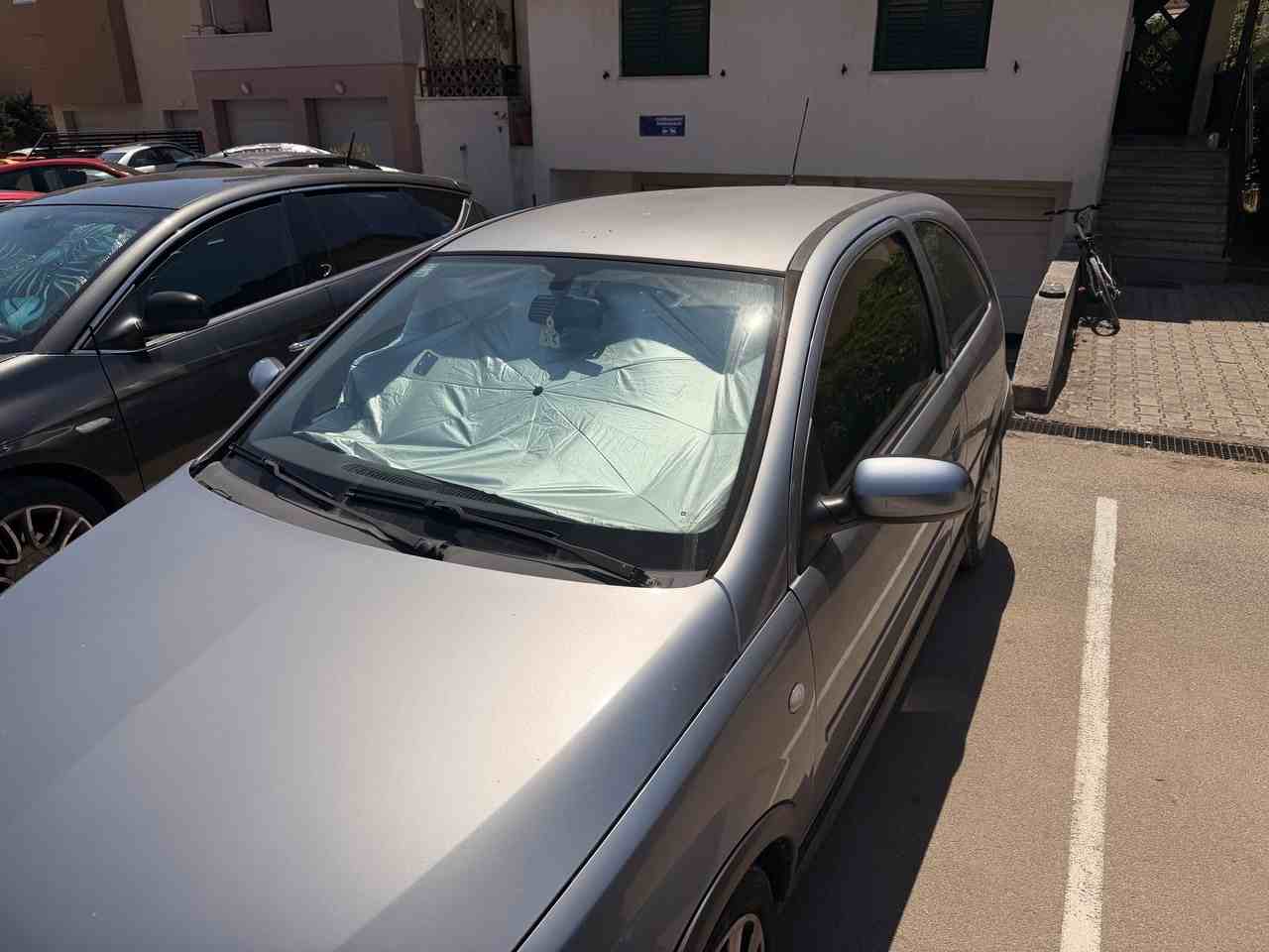 Vieš, ako schladiť auto aj bez klimatizácie? Tieto triky ti pomôžu, aby si sa v ňom v horúčavách neuvaril