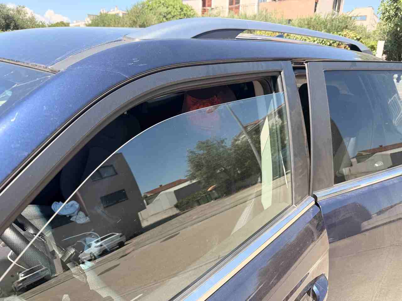 pootvorene okno auto