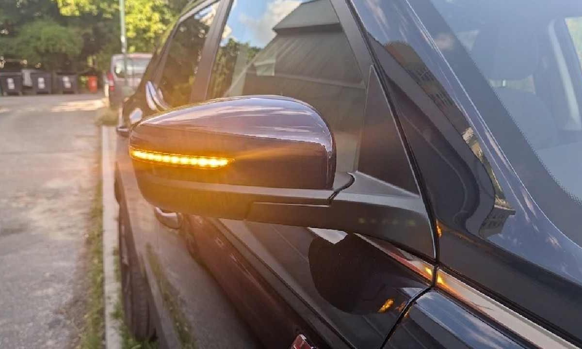 Používaš pri parkovaní smerovku alebo výstražné svetlá? Učiteľ autoškoly vysvetľuje chybu, ktorú robí veľa vodičov