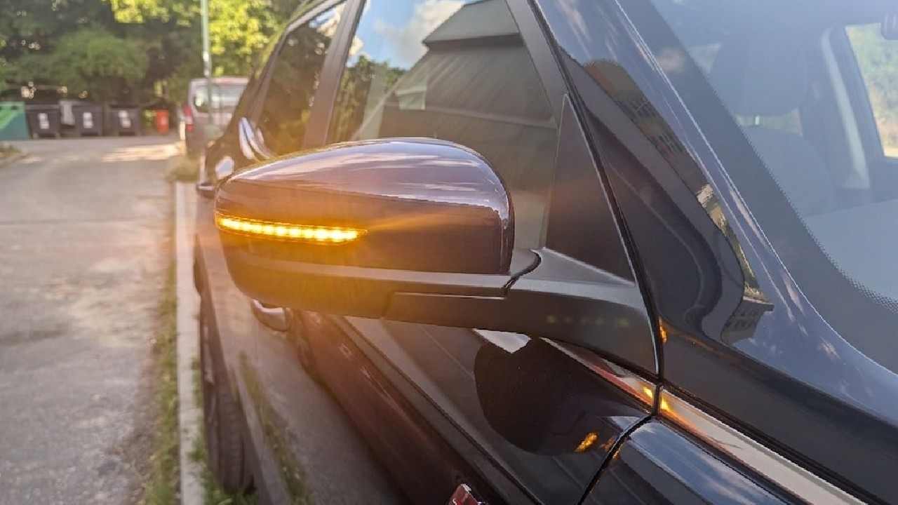 Používaš pri parkovaní smerovku alebo výstražné svetlá? Učiteľ autoškoly vysvetľuje chybu, ktorú robí veľa vodičov