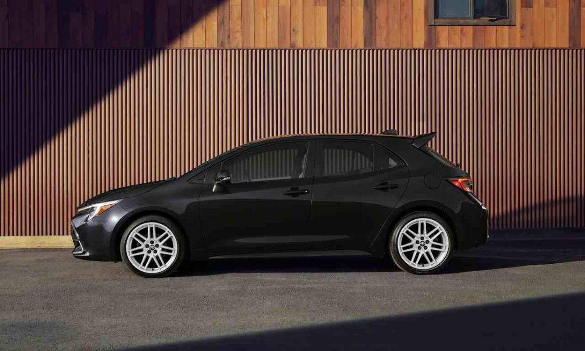 2027 Toyota Corolla Hatchback_pohlad zboku.jpg