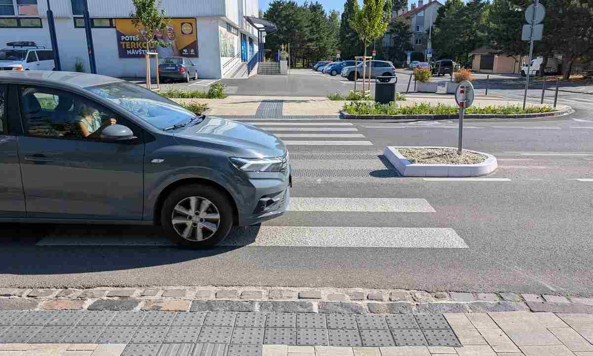 auto cesta prechod pre chodcov