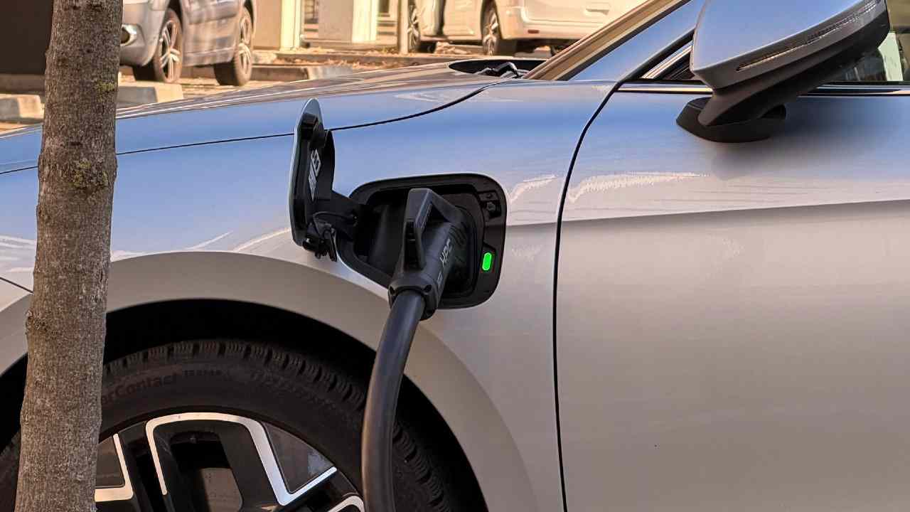 Batérie v elektromobiloch už nemusia byť len čierna skrinka. Nový systém má odhaliť poškodený článok skôr, než vznikne problém
