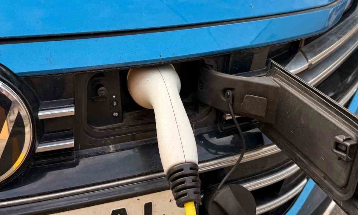 nabijanie elektromobilu auto