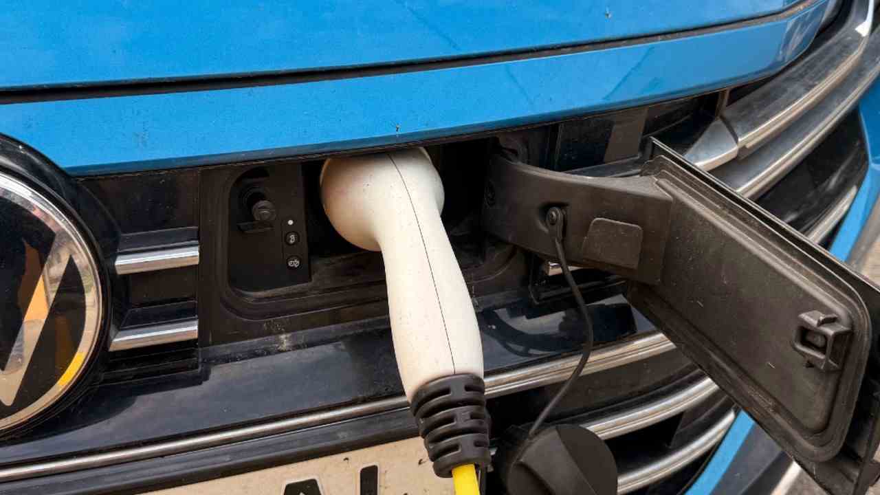 Londýn ukázal riešenie nabíjania elektromobilov na sídliskách. Rovnaký model by mohol fungovať aj na Slovensku