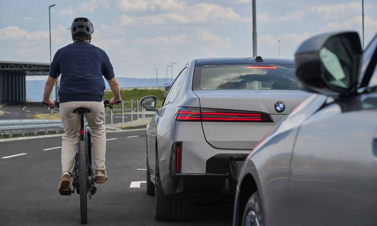 bmw Exit Warning cyklista