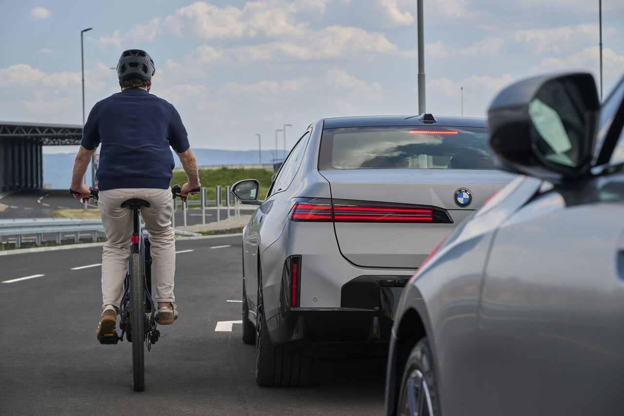 bmw Exit Warning cyklista
