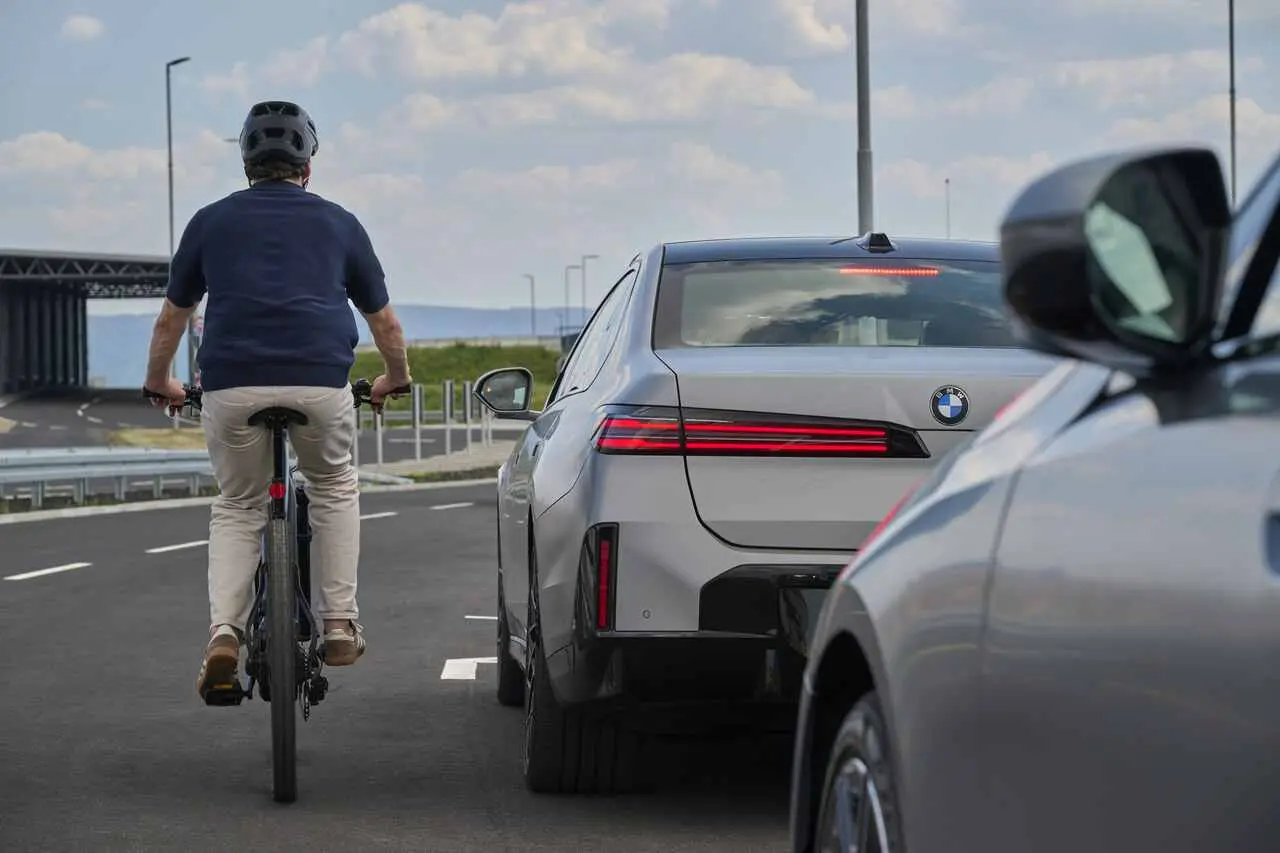 bmw Exit Warning cyklista
