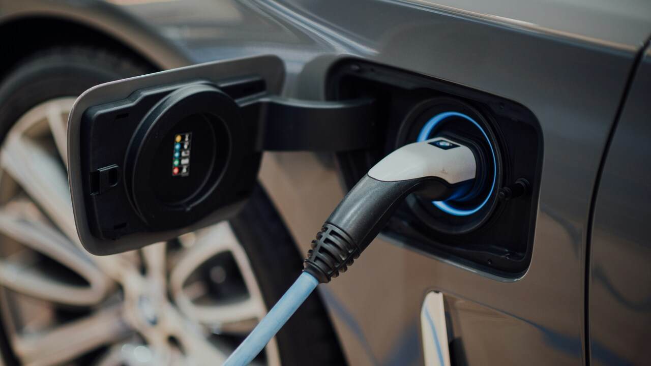 Elektromobil začína svoj život s emisným dlhom. Vedci vypočítali, za ako dlho ho oproti benzínovému autu splatí