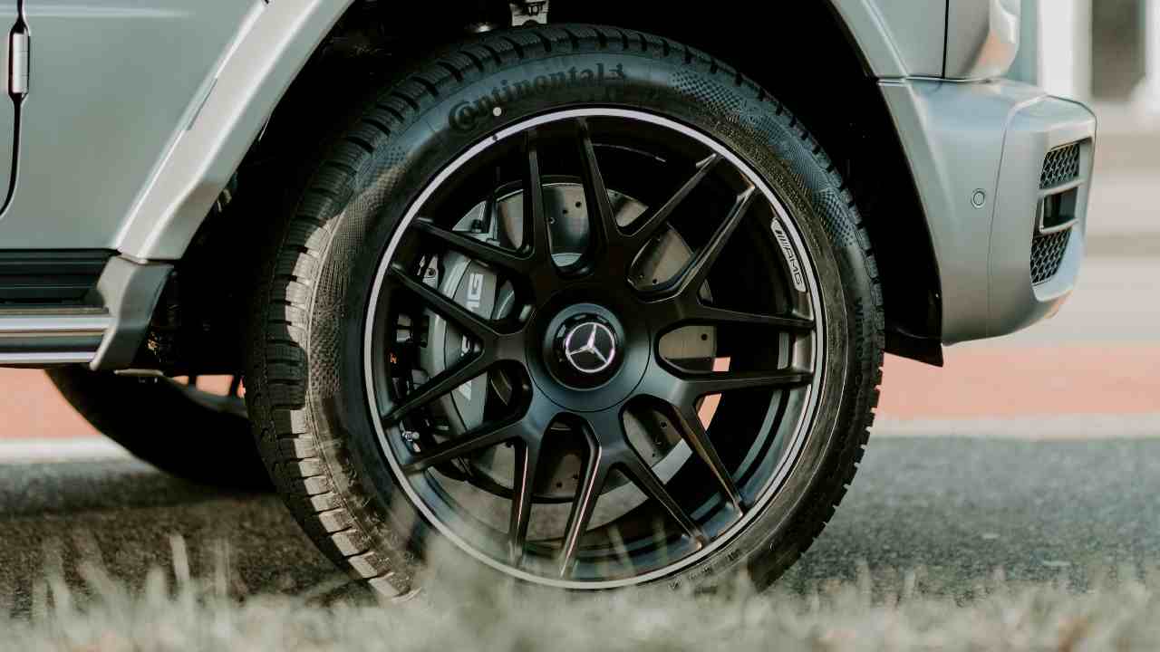 Mercedes-Benz G-Class kolesa pneumatiky uvolnene skrutky